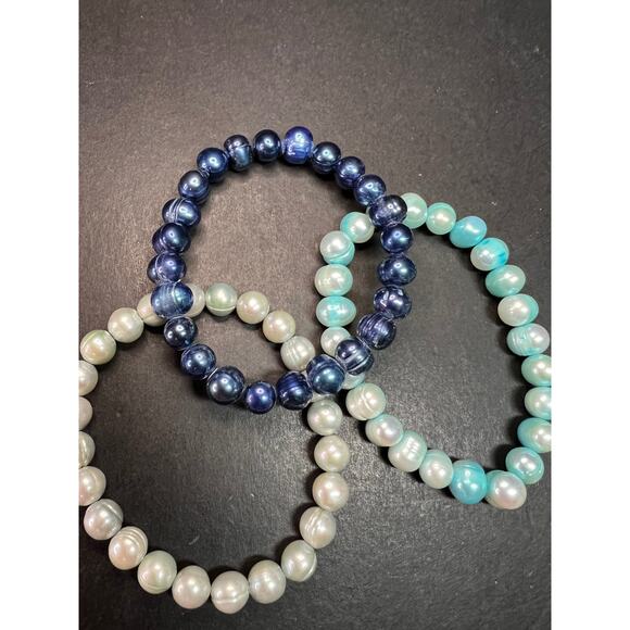 Set of three freshwater pearl shades of blue stretch bracelets - Picture 10 of 10